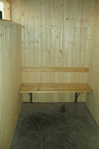 Blick in das renovierte Buswarteh�uschens