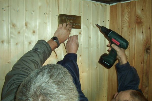 Anbringen der Erinnerungsplakette